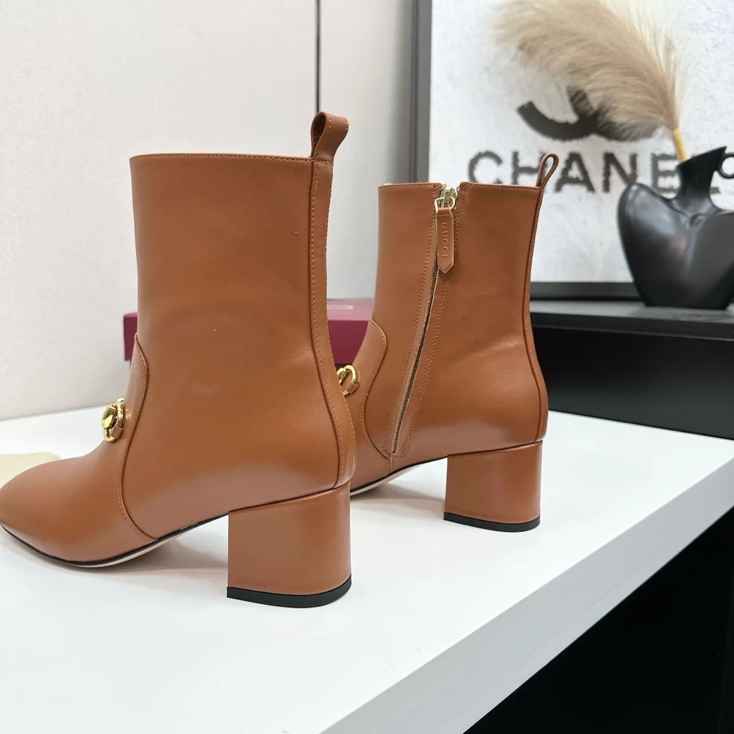 👟👟Ex-factory price 740👟👟 Gucci Gucci 2025G new autumn and winter classic horsebit thick heel short boots. The main series is finally available, and the products are worth looking forward to! Original classics create new designs ✨ Purchasing agent level! Full of high-end feel! A favorite among bloggers at home and abroad, it is retro and fashionable, easy to wear and looks great on your feet! Mainly recommended by the official website, new colors are constantly updated 🆕 ▪️Upper: original calfskin/cloth ▪️Inner lining: imported sheepskin ▪️Outsole: Italian leather outsole ▪️Heel height: 3.5cm ▪️Shoe size: 35-39 (40.41.42 can be customized)